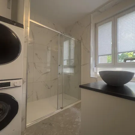 Neues Mit 2 Schlafzimmern Und Küche *